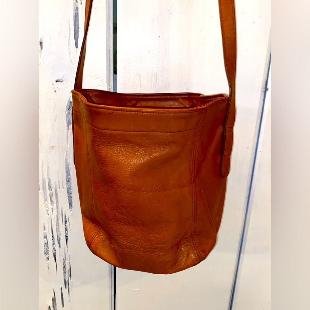 Vintage Coach brown leather bucket bag with adjustable crossbody buckle strap!